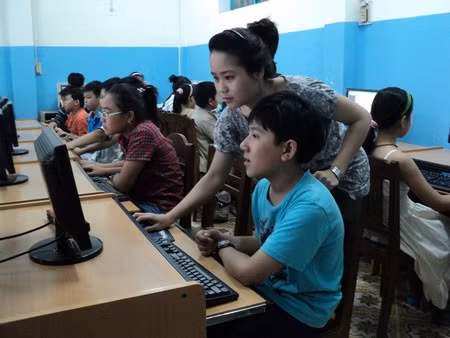 Hoàng Linh trong giờ Tin học.