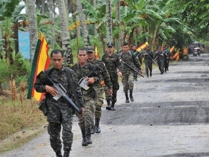 Các tay súng MILF tuần tra tại căn cứ Darapan, tỉnh Sultan Kudarat thuộc đảo Mindanao, miền nam Philippines. Ảnh: AFP/ TTXVN