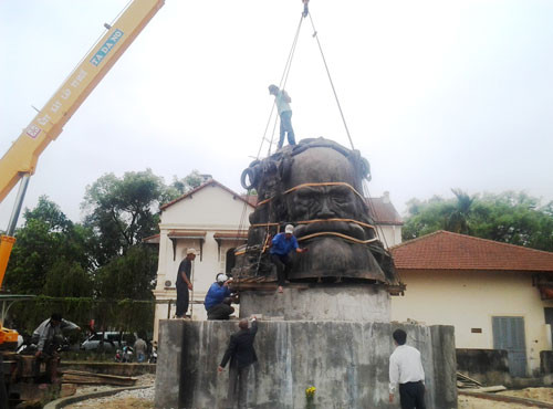 Bức tượng được đặt tại vị trí mới