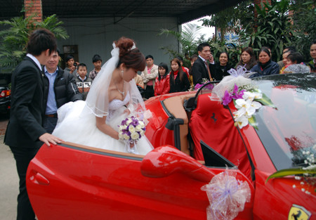 Chơi sang không kém đại gia thủy sản, ngày 29/02, đại gia Nguyễn Thị Liễu ở phố núi Hương Sơn, Hà Tĩnh cũng tổ chức đám cưới hoành tráng cho con trai với dàn các siêu sao hàng đầu showbiz Việt và hải ngoại như Đàm Vĩnh Hưng,Phi Nhung, Mạnh Quỳnh, Quang Lê, MC Lê Anh… Đây được xem là đám cưới “khủng” có một không hai từ trước tới nay. Người ta đồn đoán rằng giá trị của đám cưới này tiêu lên đến 50 tỷ đồng. Chơi sang không kém đại gia thủy sản, ngày 29/02, đại gia Nguyễn Thị Liễu ở phố núi Hương Sơn, Hà Tĩnh cũng tổ chức đám cưới hoành tráng cho con trai với dàn các siêu sao hàng đầu showbiz Việt và hải ngoại như Đàm Vĩnh Hưng,Phi Nhung, Mạnh Quỳnh, Quang Lê, MC Lê Anh… Đây được xem là đám cưới “khủng” có một không hai từ trước tới nay. Người ta đồn đoán rằng giá trị của đám cưới này tiêu lên đến 50 tỷ đồng.