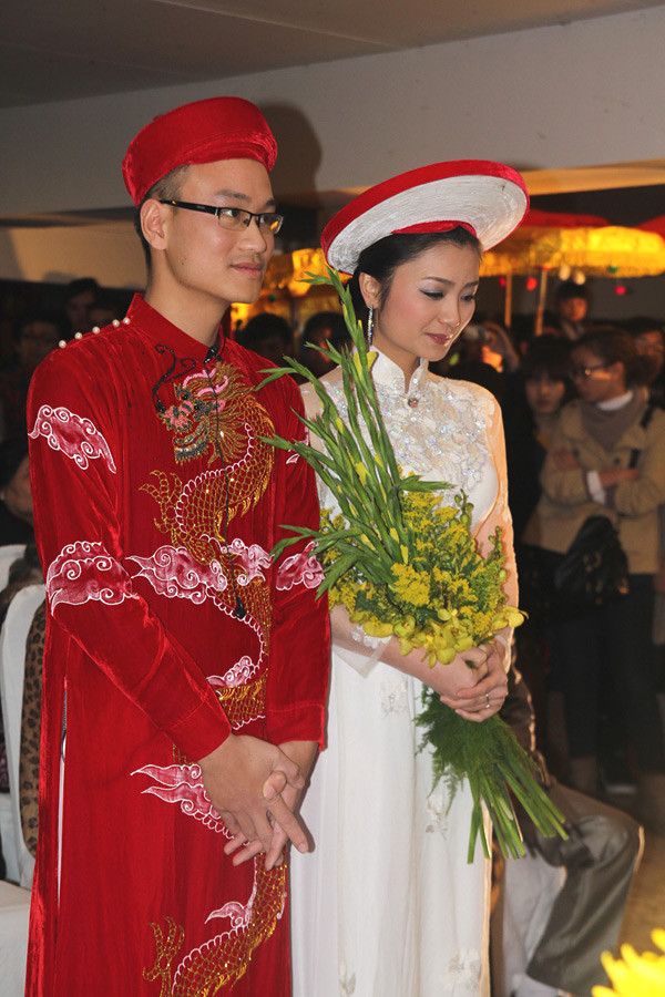 Sau khi kết thúc lễ hằng thuận, cô dâu - chú rể và các khách mời bước vào phần tiệc trong không khí vui vẻ. Ảnh: Quỳnh Như, Ngôi sao