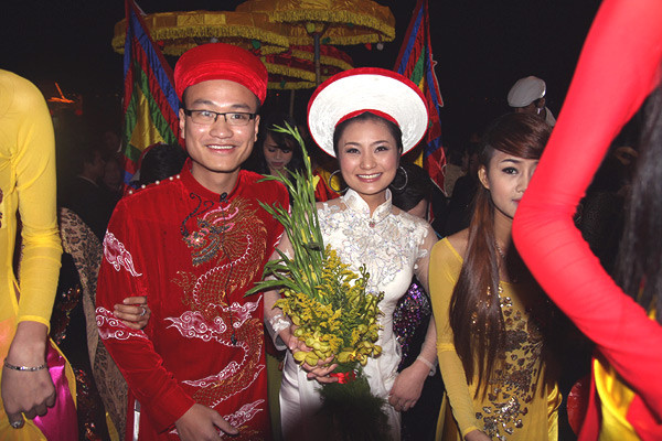 Quen nhau gần nửa năm trong công việc, cả hai dành trọn trái tim cho nhau lúc nào không hay. Chỉ 2 ngày sau lời tỏ tình, Diệu Hương đã quyết định lên xe hoa ở tuổi 27. Từng trải qua nhiều cuộc tình nhưng với riêng diễn viên "Cầu vồng tình yêu", ông xã là người khiến cô cảm thấy bình yên nhất. Ảnh: Quỳnh Như, Ngôi sao