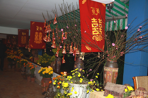 Tối 27/12/2011, đám cưới của diễn viên Diệu Hương đã diễn ra tại khách sạn Thắng Lợi (Hà Nội) trong tiết trời lạnh của mùa đông. Chú rể Ngọc Linh từng là phóng viên văn hóa của một tờ báo nên rất giữ gìn những nét đẹp văn hóa quê hương. Trong ngày hạnh phúc của mình, anh đã cùng mọi người trang trí để cả không gian của đám cưới tràn ngập bản sắc dân tộc. Con đường dẫn vào khu vực làm lễ được tân lang, tân nương bày rất nhiều hoa đào, hoa cúc và chữ "Hỉ" cũng được treo khắp nơi. Ảnh: Quỳnh Như, Ngôi sao