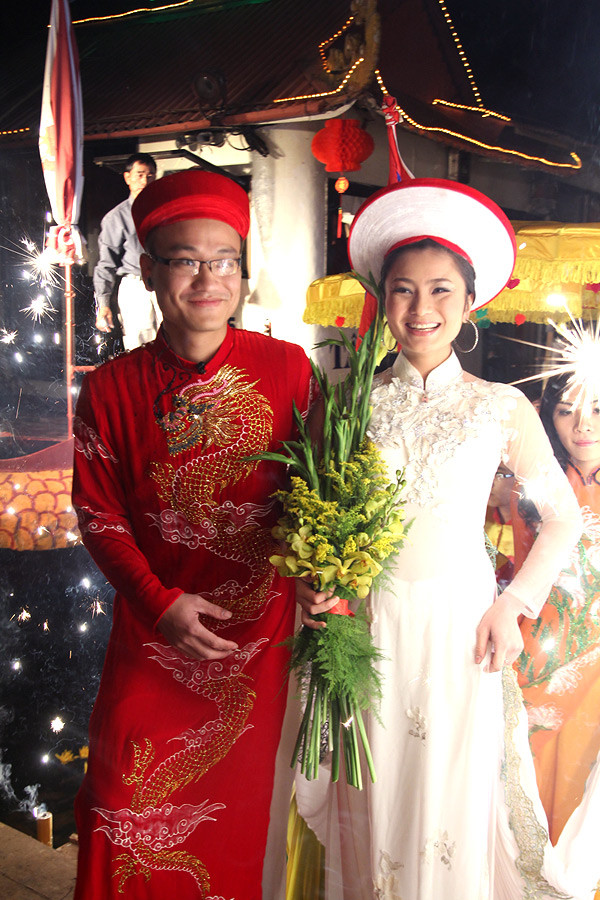 Nụ cười hạnh phúc rạng ngời trên gương mặt đôi vợ chồng trẻ. Trước đám cưới, cả hai đã tổ chức lễ ăn hỏi ở Nam Định - quê của cô dâu. Ảnh: Quỳnh Như, Ngôi sao