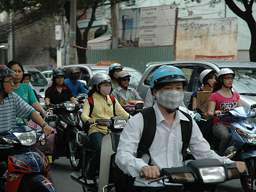 Người dân chưa chuẩn bị tâm lý và tài chính để thực hiện đóng phí bảo trì đường bộ từ ngày 1/6. Ảnh: Hồng Thúy, Người lao động