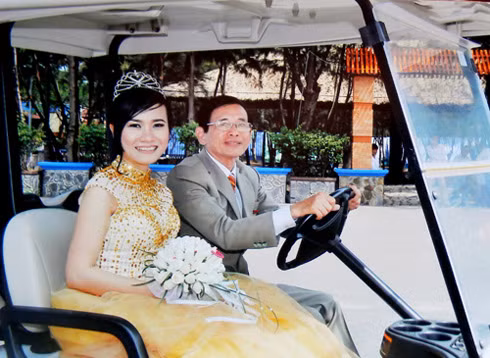 Tiệc cưới tổ chức ở khu du lịch riêng của tỷ phú già. Vợ chồng ngồi xe điện dẫn đầu quan khách vào lễ đường. Tiệc cưới tổ chức ở khu du lịch riêng của tỷ phú già. Vợ chồng ngồi xe điện dẫn đầu quan khách vào lễ đường.