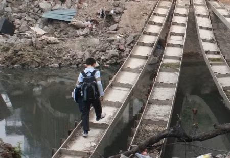 Cậu học sinh này hàng ngày phải 4 lần qua cầu khỉ...