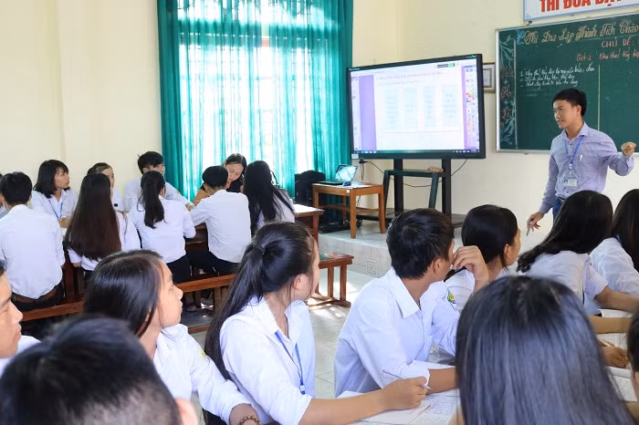 Thầy Hoàng Quốc Quyết trong giờ giảng môn Địa lý theo phương pháp mới. Ảnh: NVCC