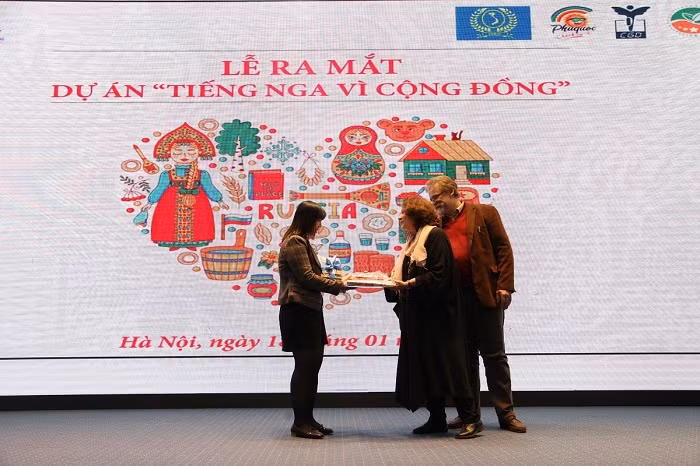 Đại diện khoa Tiếng Nga và đại diện Trung tâm Khoa học và Văn hóa Nga tại Hà Nội trong buổi lễ ra mắt ra mắt dự án “Tiếng Nga vì cộng đồng”. Ảnh: T.T