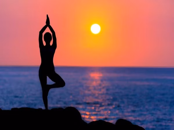 Tập yoga rất hiệu quả trong việc điều trị đau cơ (Ảnh: theo boldsky).