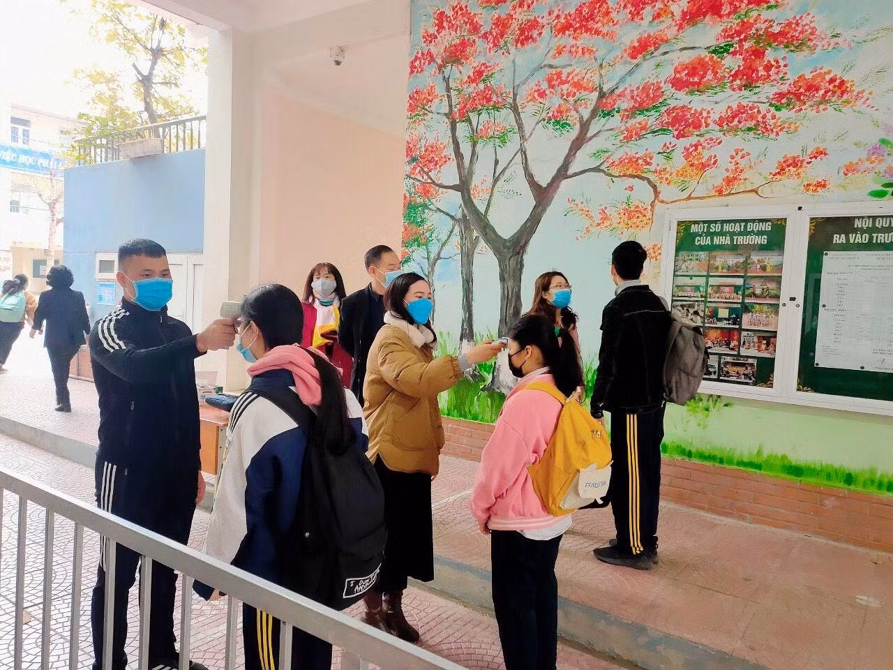 Trường Trung học cơ sở Ba Đình tổ chức phân làn, kiểm tra thân nhiệt học sinh, giáo viên từ cổng trường (ảnh: NTCC) Trường Trung học cơ sở Ba Đình tổ chức phân làn, kiểm tra thân nhiệt học sinh, giáo viên từ cổng trường (ảnh: NTCC)