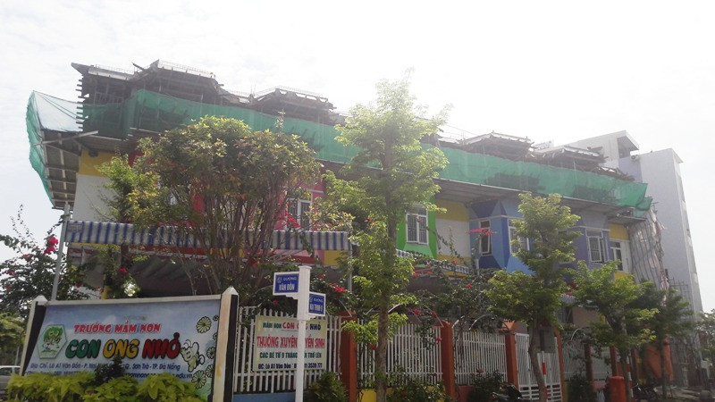 Công trình "vừa xây dựng vừa dạy học" tiềm ẩn nhiều nguy cơ tai nạn. Ảnh: TT