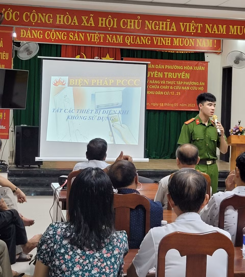 Cường trong một lần đi tuyên truyền an toàn phòng cháy chữa cháy cho các hộ gia đình. Ảnh: NVCC