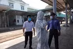 Cơ quan chức năng thực hiện cách ly bốn du khách đi cùng chuyến bay với bệnh nhân nhiễm Covid-19 thứ 17 khi tàu đến ga Đà Nẵng. Ảnh: AD