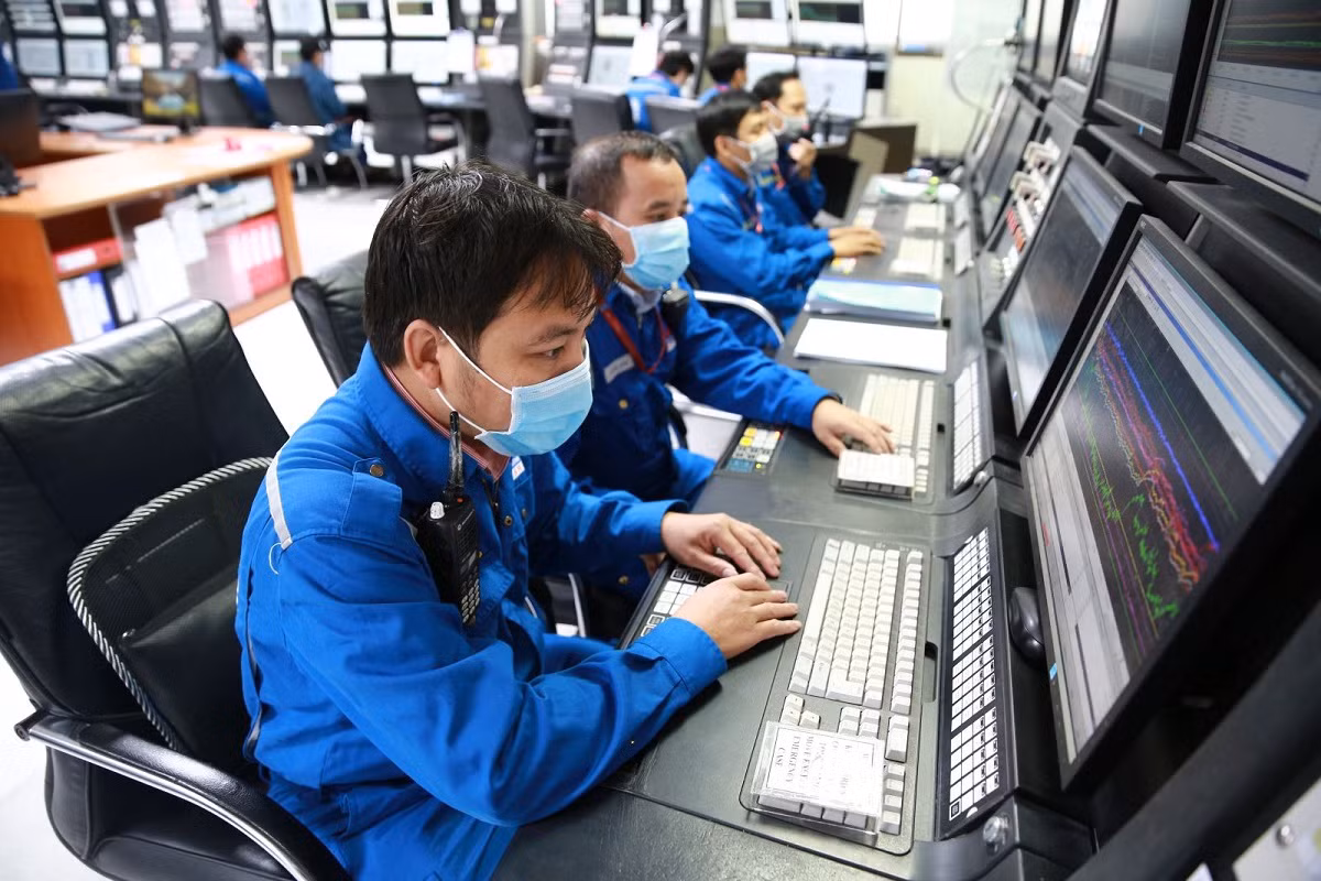 Kỹ sư vận hành tại phòng điều khiển Trung tâm Nhà máy Lọc dầu Dung Quất. Kỹ sư vận hành tại phòng điều khiển Trung tâm Nhà máy Lọc dầu Dung Quất.