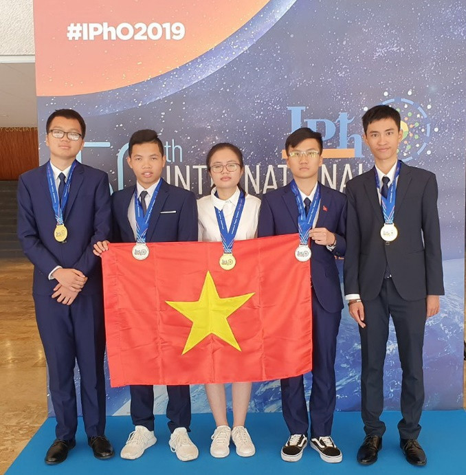 Đội tuyển Olympic Vật lý mang lại vinh quang cho Việt Nam toàn học sinh chuyên Đội tuyển Olympic Vật lý mang lại vinh quang cho Việt Nam toàn học sinh chuyên