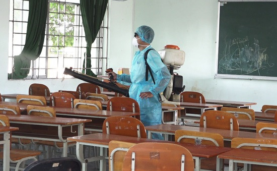 Các trường học thực hiện công tác khử trùng lớp học. (Ảnh minh họa: VTV)