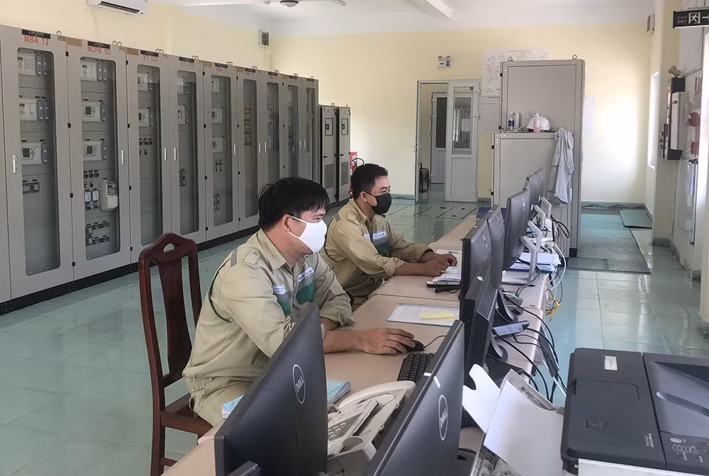 Kỹ sư Công ty Truyền tải điện 2 trực tại TBA 220kV Ngũ Hành Sơn.