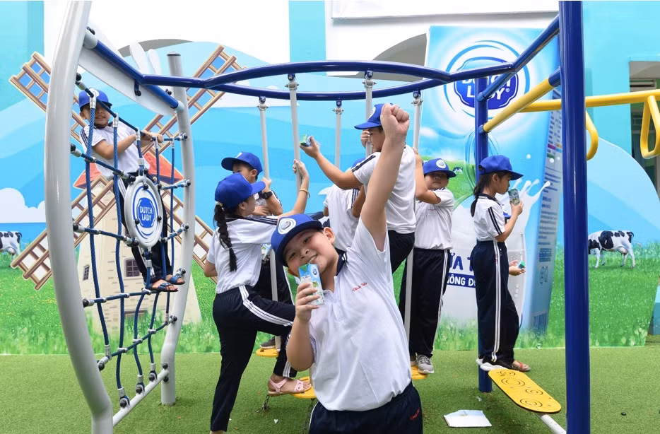 Sân chơi “Ngại gì thử thách” giúp các em học sinh có thêm cơ hội để rèn luyện sức khoẻ, nâng cao thể chất, xây dựng tinh thần sẵn sàng chấp nhận và vượt qua thử thách để luôn vươn cao, vượt trội.