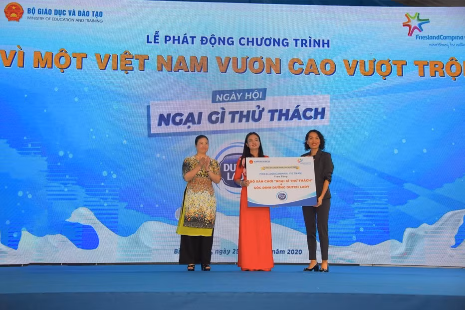 Đại diện Bộ Giáo dục và Đào tạo và nhãn hàng Cô Gái Hà Lan chính thức bàn giao các hạng mục đầu tư cho trường Phú Hòa 3, đánh dấu cột mốc quan trọng trong chương trình hợp tác chiến lược “Vì Một Việt Nam vươn cao vượt trội”.