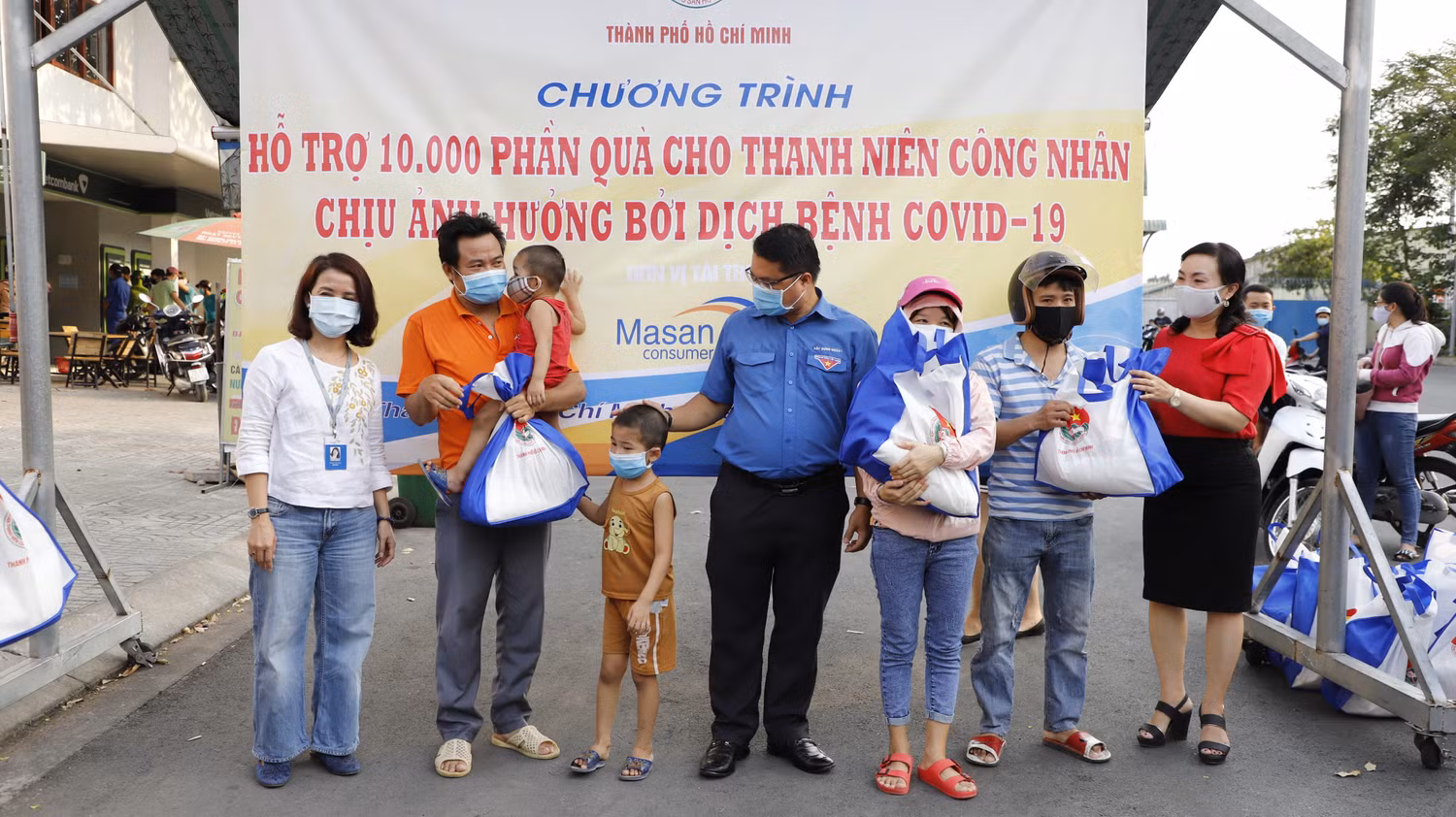 Masan Consumer trao tặng 10.000 phần quà cho công nhân các khu công nghiệp tại Thành phố Hồ Chí Minh.