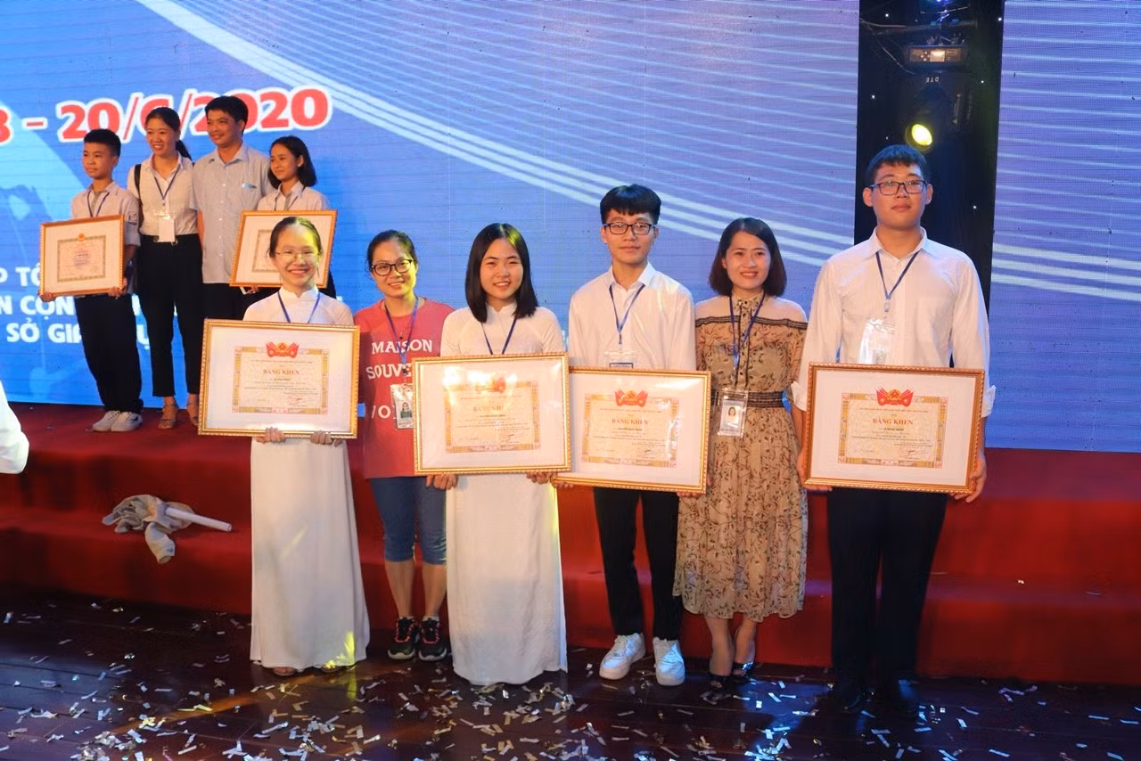 Nguyễn Ngọc Minh và Lê Thu Thảo chụp ảnh lưu niệm tại cuộc thi Khoa học Kỹ thuật cấp quốc gia dành cho lứa tuổi học sinh Trung học cơ sở năm học 2019 – 2020. (Ảnh: Nhân vật cung cấp) Nguyễn Ngọc Minh và Lê Thu Thảo chụp ảnh lưu niệm tại cuộc thi Khoa học Kỹ thuật cấp quốc gia dành cho lứa tuổi học sinh Trung học cơ sở năm học 2019 – 2020. (Ảnh: Nhân vật cung cấp)