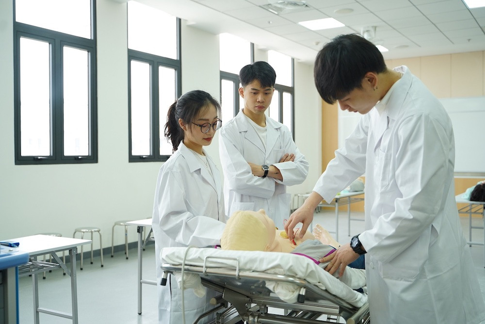 VinUni áp dụng nhiều công nghệ trong học tập, bao gồm mô phỏng y khoa