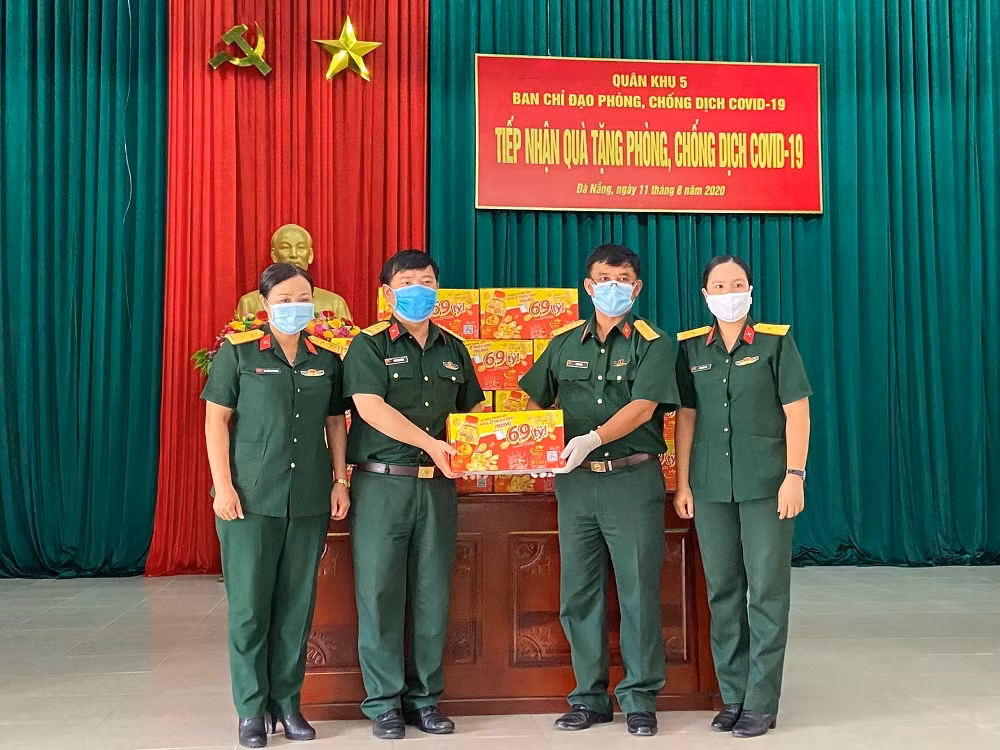 Trong sáng ngày 11/8, 36.000 sản phẩm Trà Thanh Nhiệt Dr Thanh tiếp tục được Tập đoàn Tân Hiệp Phát trao tặng cho các điểm cách ly tại Quân khu 5 với, đặc biệt là tại Đà Nẵng. Trong sáng ngày 11/8, 36.000 sản phẩm Trà Thanh Nhiệt Dr Thanh tiếp tục được Tập đoàn Tân Hiệp Phát trao tặng cho các điểm cách ly tại Quân khu 5 với, đặc biệt là tại Đà Nẵng.