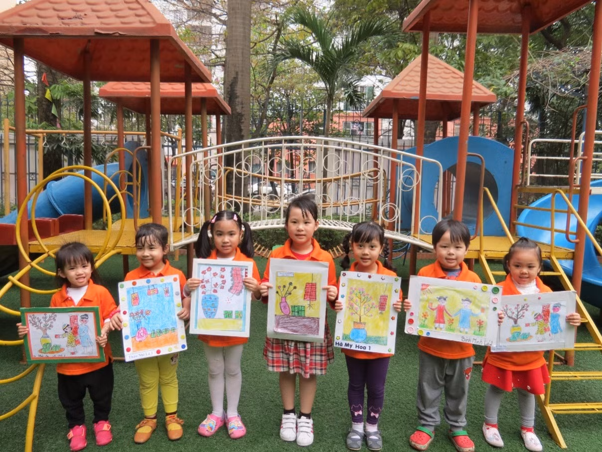 Cuộc thi mỹ thuật với các bức tranh rực rỡ sắc màu.