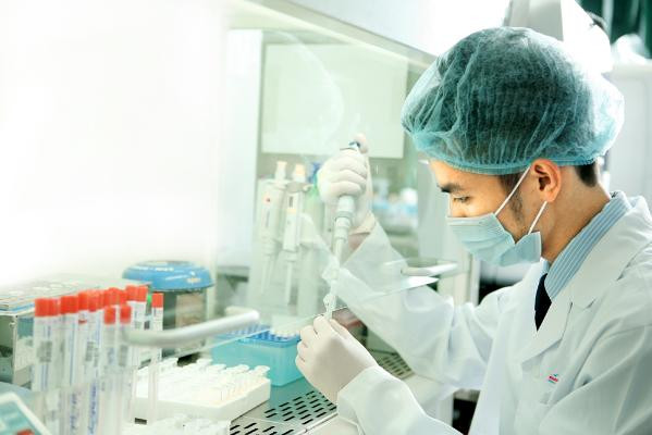Người có thẻ Bảo hiểm y tế được tạm thời thanh toán chi phí xét nghiệm Covid-19 khi thực hiện các biện pháp cách ly y tế.(Ảnh minh họa: ncov.moh.gov.vn)