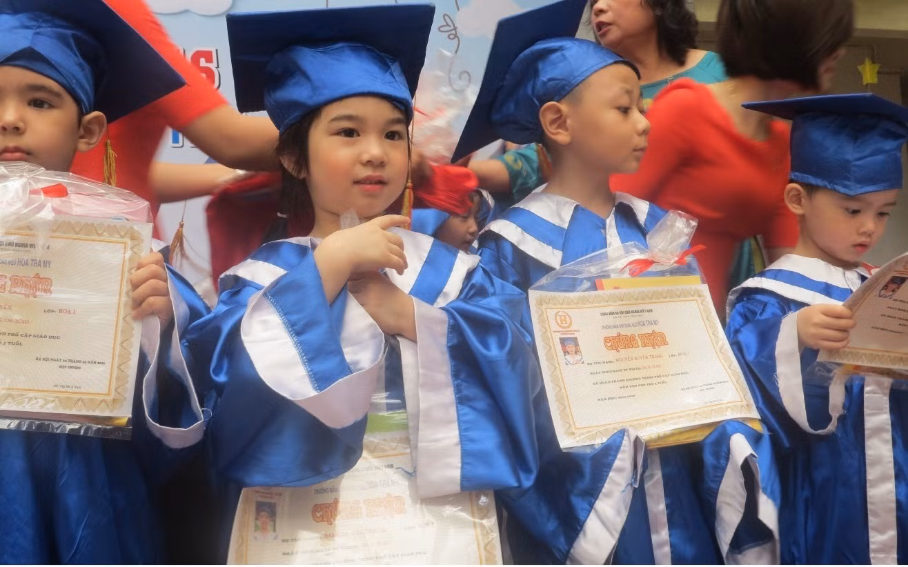 Các em học sinh sau khi tốt nghiệp Trường mầm non song ngữ Hoa Trà My đều thi đỗ vào các trường tiểu học danh tiếng như: Brendon, Ngôi Sao Hà Nội, Nguyễn Siêu, Acsimet, Alfred Nobel… với điểm số rất cao.