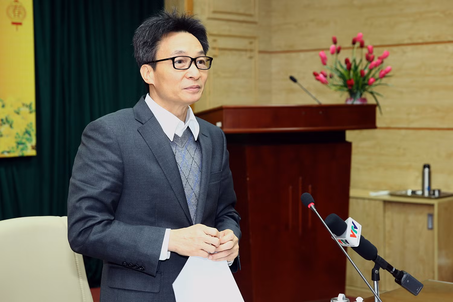 Phó Thủ tướng Vũ Đức Đam: Dù phải hy sinh lợi ích kinh tế cũng phải đặt công tác phòng, chống dịch lên trên. Ảnh: VGP/Đình Nam Phó Thủ tướng Vũ Đức Đam: Dù phải hy sinh lợi ích kinh tế cũng phải đặt công tác phòng, chống dịch lên trên. Ảnh: VGP/Đình Nam