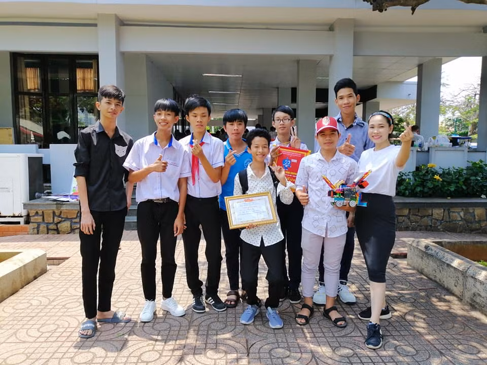 Cô Võ Thị Sương phụ trách học sinh trong cuộc thi Robotacon năm học 2018-2019, đạt giải thiết kế sáng tạo Cô Võ Thị Sương phụ trách học sinh trong cuộc thi Robotacon năm học 2018-2019, đạt giải thiết kế sáng tạo