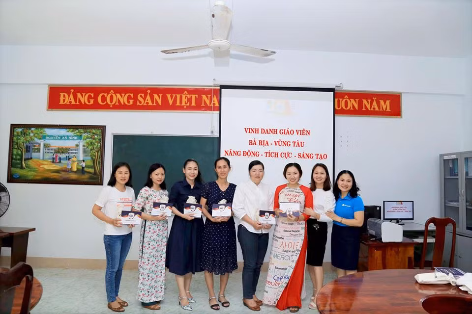 Cô Võ Thị Sương - thứ ba bên trái sang - trong lễ vinh danh Giáo viên Năng động - Tích cực - Sáng tạo thành phố Vũng Tàu năm học 2018-2019 Cô Võ Thị Sương - thứ ba bên trái sang - trong lễ vinh danh Giáo viên Năng động - Tích cực - Sáng tạo thành phố Vũng Tàu năm học 2018-2019