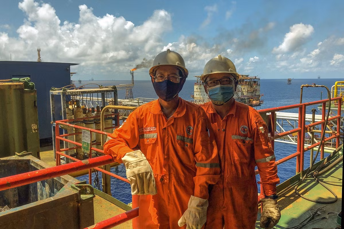 Anh Nguyễn Trường Sơn, Thợ điện Giàn nén khí trung tâm – Xí nghiệp Khai thác các Công trình khí cùng đồng nghiệp trên Giàn nén khí trung tâm (Vietsovpetro). Anh Nguyễn Trường Sơn, Thợ điện Giàn nén khí trung tâm – Xí nghiệp Khai thác các Công trình khí cùng đồng nghiệp trên Giàn nén khí trung tâm (Vietsovpetro).