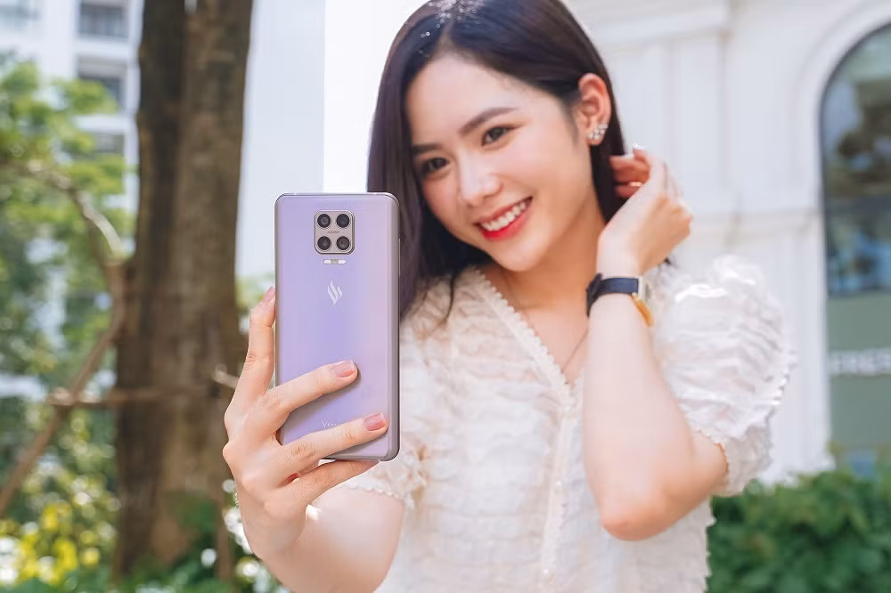 Khi mua Vsmart Aris Series khách hàng sẽ được tặng kèm 1 miếng dán bảo vệ màn hình có khả năng giảm lây nhiễm virus gây bệnh. Khi mua Vsmart Aris Series khách hàng sẽ được tặng kèm 1 miếng dán bảo vệ màn hình có khả năng giảm lây nhiễm virus gây bệnh.