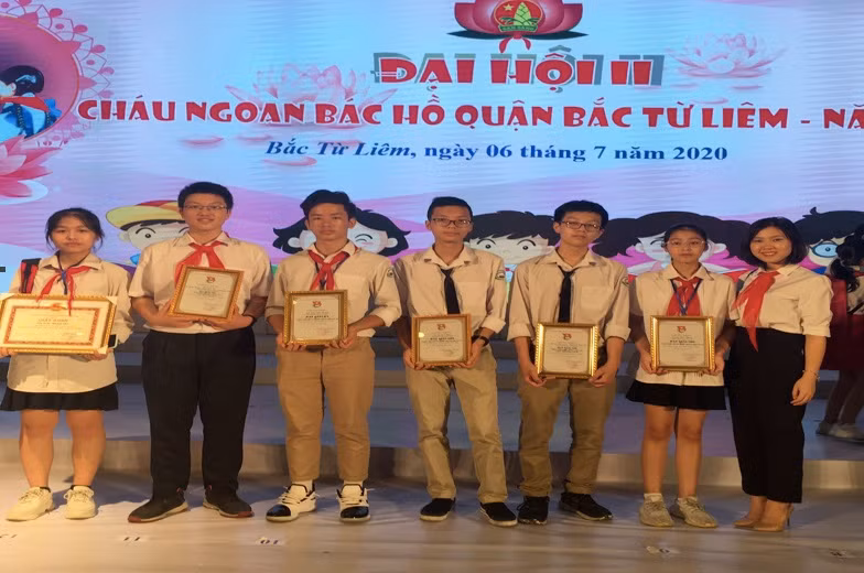 Học sinh 8G0 (từ trái qua phải: Khánh Chi, Thái Duy, Phú Thành) nhận danh hiệu Cháu ngoan Bác Hồ Học sinh 8G0 (từ trái qua phải: Khánh Chi, Thái Duy, Phú Thành) nhận danh hiệu Cháu ngoan Bác Hồ