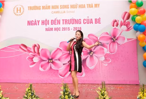 Ca sĩ Anh Thơ - phụ huynh trường mầm non Hoa Trà My hát tặng nhà trường trong ngày khai giảng