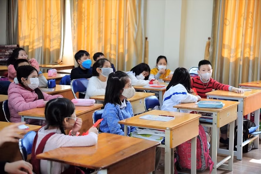 Học sinh đeo khẩu trang phòng dịch Covid-19. (Ảnh minh họa: Laodong.vn)
