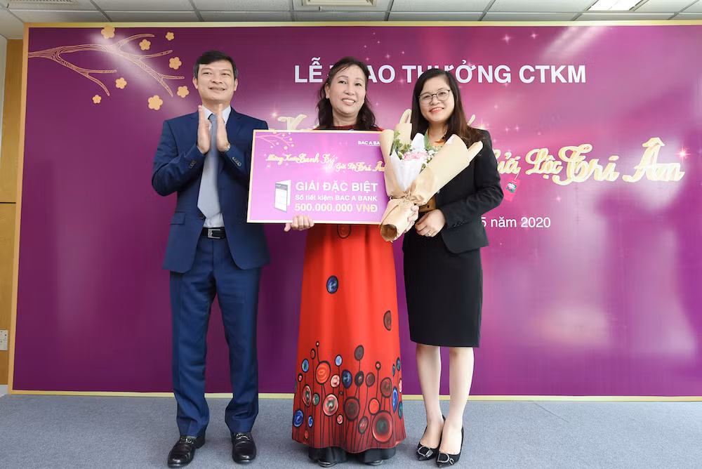 Đại diện Ngân hàng Thương mại Cổ phần Bắc Á trao giải Đặc biệt cho Khách hàng Nguyễn Thị Thuý Hà Đại diện Ngân hàng Thương mại Cổ phần Bắc Á trao giải Đặc biệt cho Khách hàng Nguyễn Thị Thuý Hà