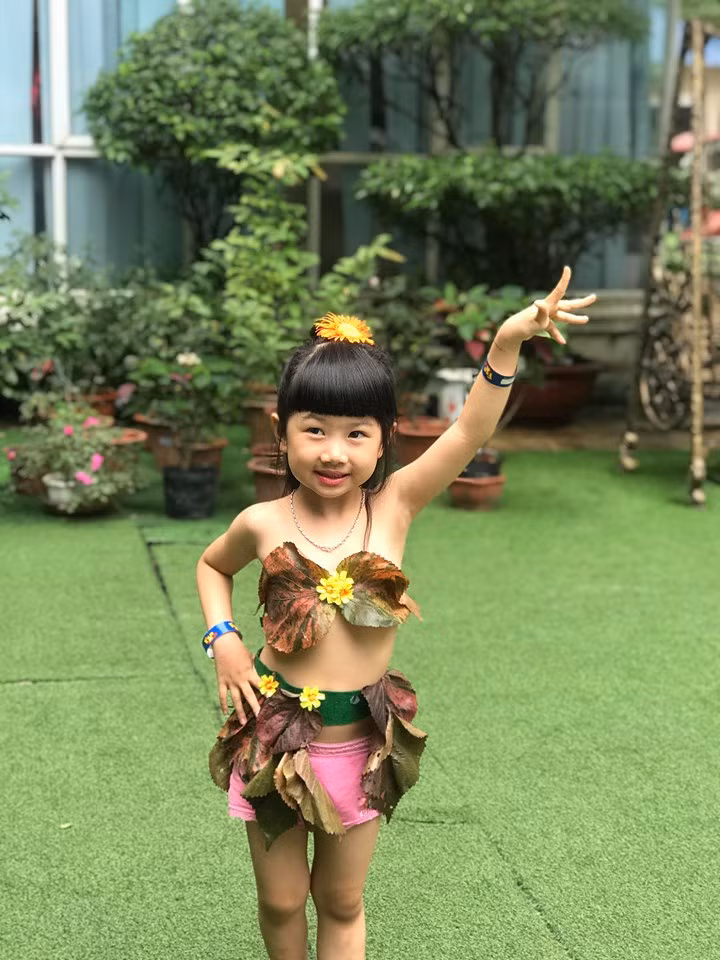 Cuộc thi thời trang bằng lá cây trong dịp kỷ niệm ngày giỗ tổ Hùng Vương, giáo dục về môi trường xanh cho các bé.