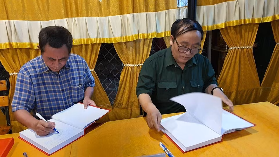 Nhà thơ Trần Đăng Khoa trong lễ tang nhà văn Nguyễn Xuân Đức( nguồn ảnh: Hoài Bảo Võ Văn) Nhà thơ Trần Đăng Khoa trong lễ tang nhà văn Nguyễn Xuân Đức( nguồn ảnh: Hoài Bảo Võ Văn)