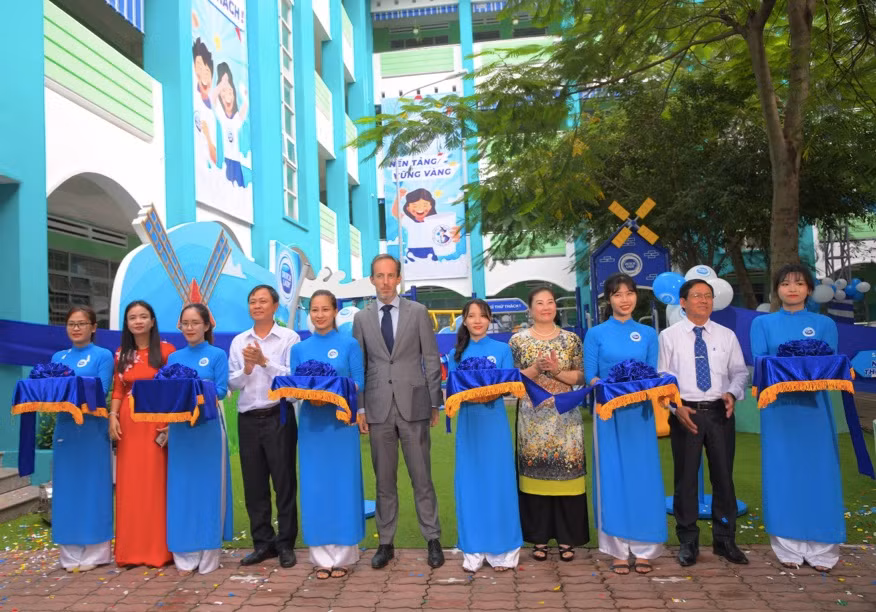 Đại biểu tiến hành nghi lễ cắt băng khánh thành Sân chơi vận động Ngại gì thử thách, sân chơi đầu tiên được lắp đặt tại trường Phú Hòa 3, tỉnh Bình Dương.
