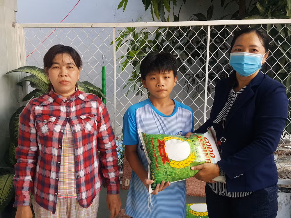Trường Võ Trường Toản tặng gạo cho học sinh có hoàn cảnh đặc biệt khó khăn trong mùa dịch Trường Võ Trường Toản tặng gạo cho học sinh có hoàn cảnh đặc biệt khó khăn trong mùa dịch