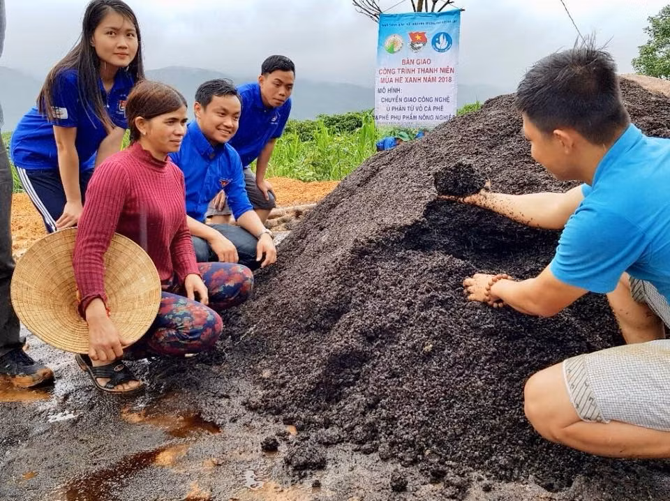 Thầy Tuấn Anh (áo xanh ở giữa) chuyển giao công nghệ ủ phân từ vỏ cà phê cho đồng bào K'Ho. ảnh: NVCC.