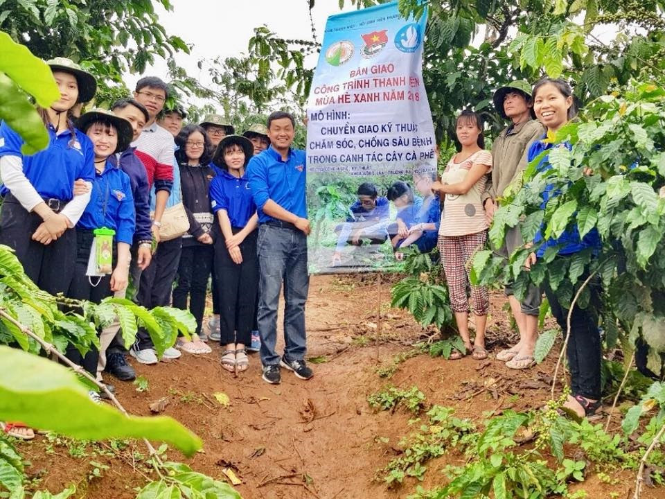 Đoàn trường Đại học Đà Lạt đưa "tri thức xanh" về buôn làng. ảnh: NVCC. Đoàn trường Đại học Đà Lạt đưa "tri thức xanh" về buôn làng. ảnh: NVCC.