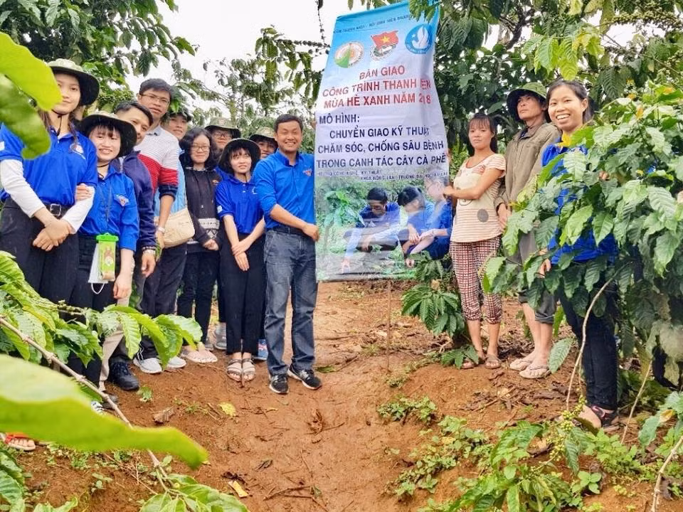 Đoàn trường Đại học Đà Lạt đưa "tri thức xanh" về buôn làng. ảnh: NVCC.