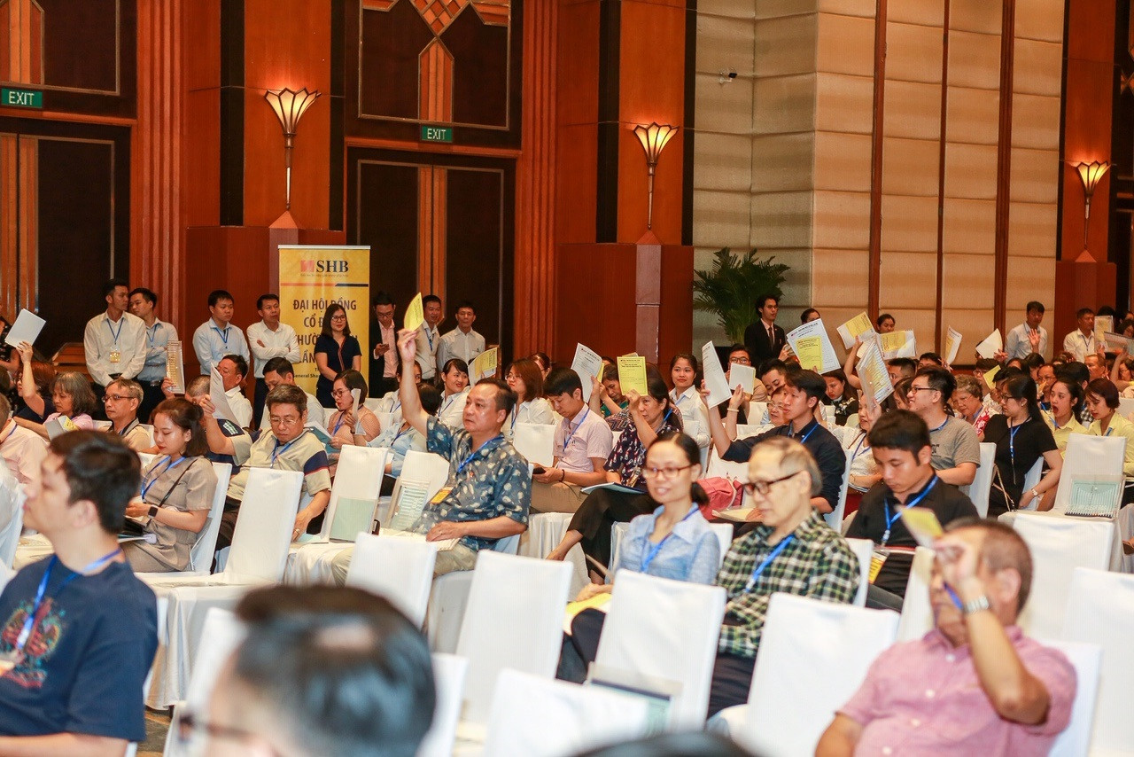 Các cổ đông biểu quyết, thống nhất thông qua Nghị quyết của Đại hội đồng cổ đông thường niên lần thứ 28 của SHB với tỷ lệ đồng thuận rất cao. Các cổ đông biểu quyết, thống nhất thông qua Nghị quyết của Đại hội đồng cổ đông thường niên lần thứ 28 của SHB với tỷ lệ đồng thuận rất cao.