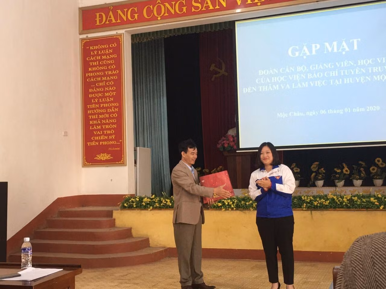 Đoàn Thanh niên huyện Mộc Châu có món quà đặc sản quê nhà tặng thầy trò Học viện Báo chí và Tuyên truyền