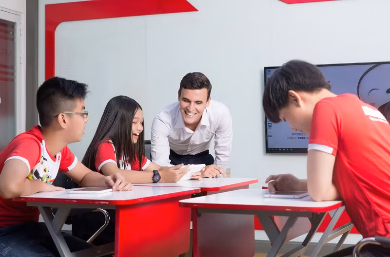 Sự tương tác giữa học online và offline đan xen sẽ giúp tăng tối đa hiệu quả tiếp thu kiến thức cho học viên.